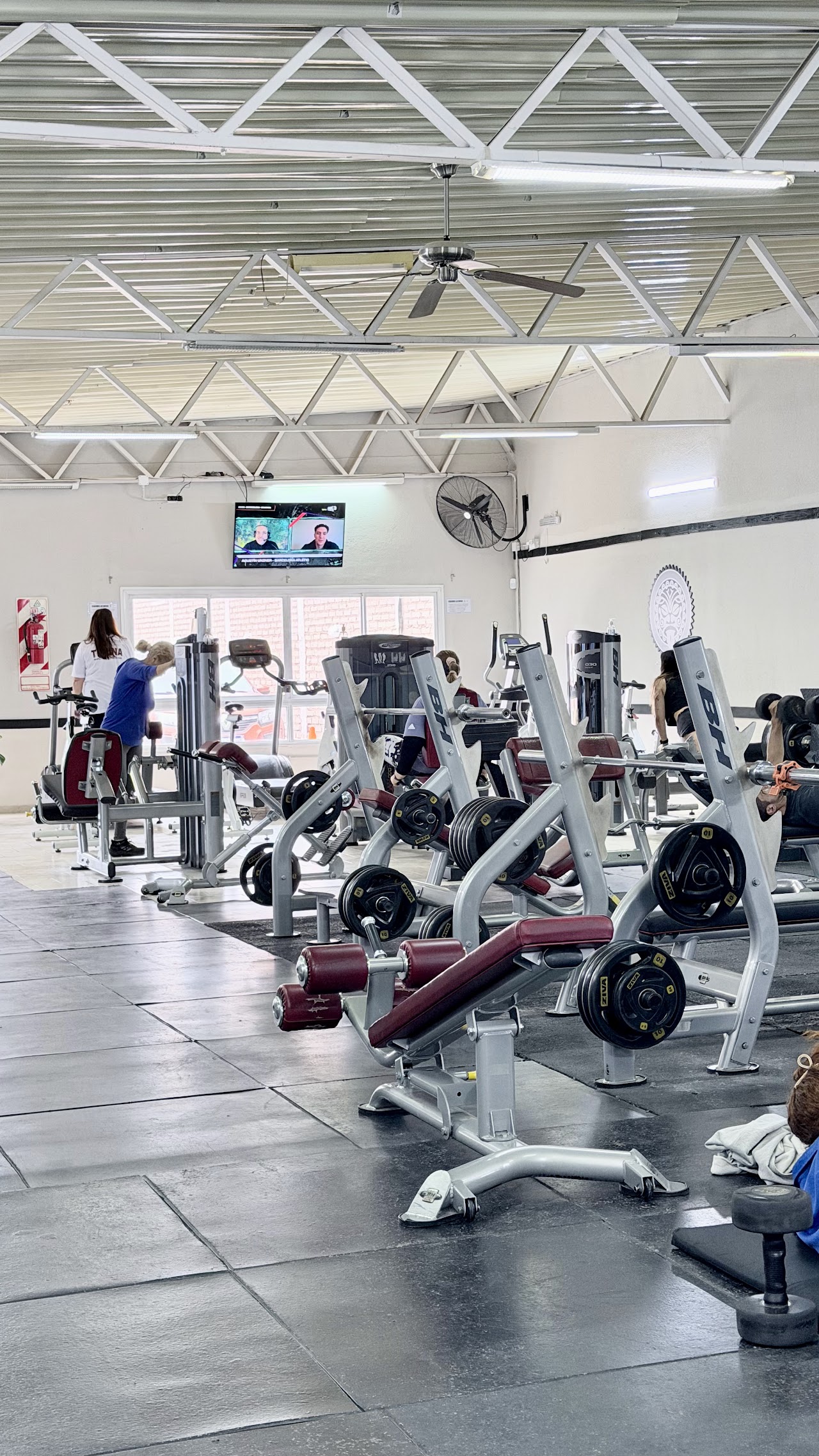 Sala de musculación de TINANA GYM en Neuquén con máquinas y zona de pesas