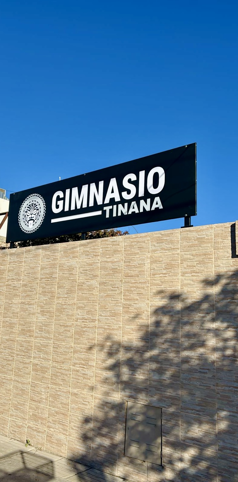 Fachada y cartel de TINANA GYM en Neuquén