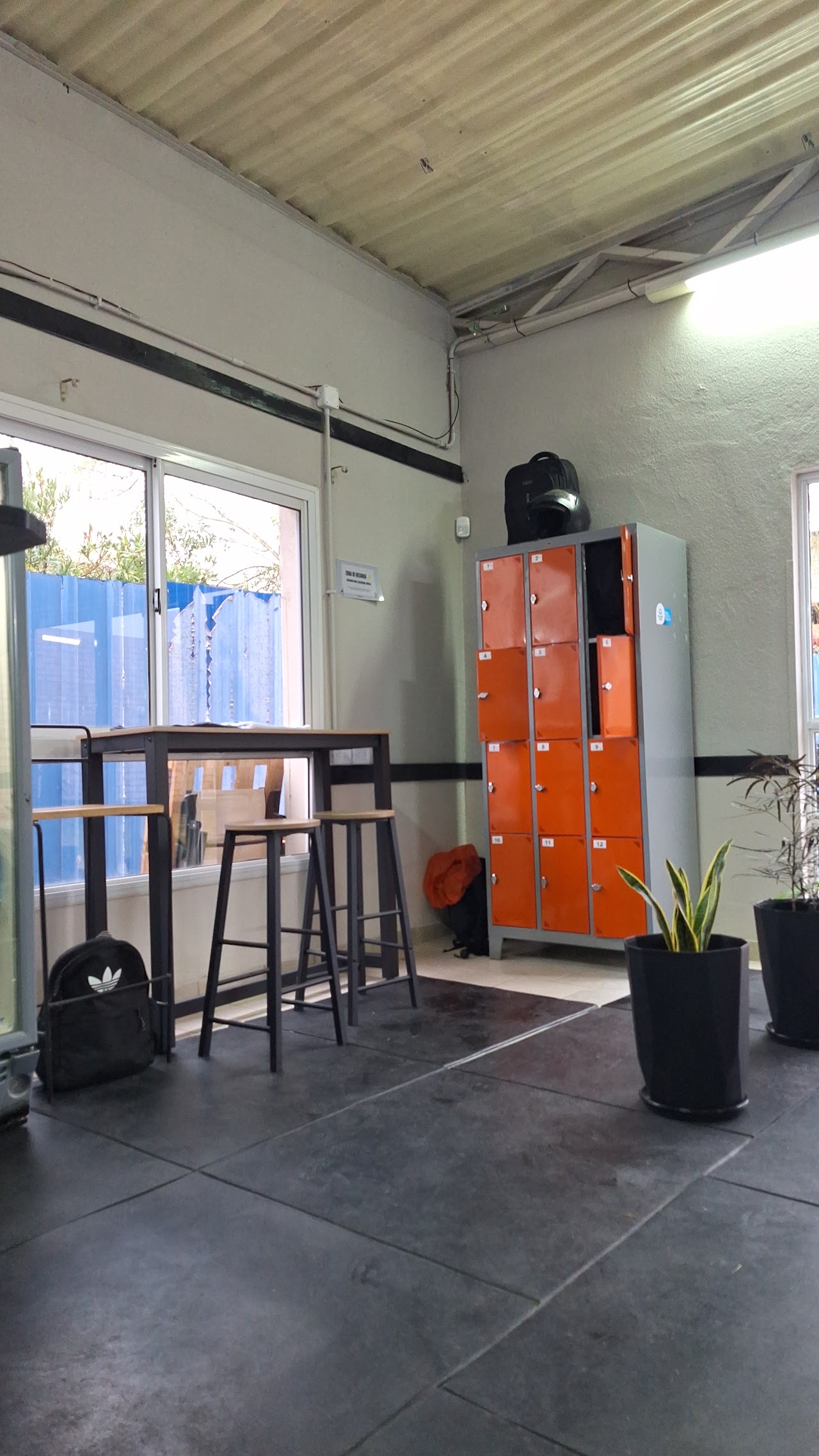 Vestuarios y zona de descanso de TINANA GYM con lockers